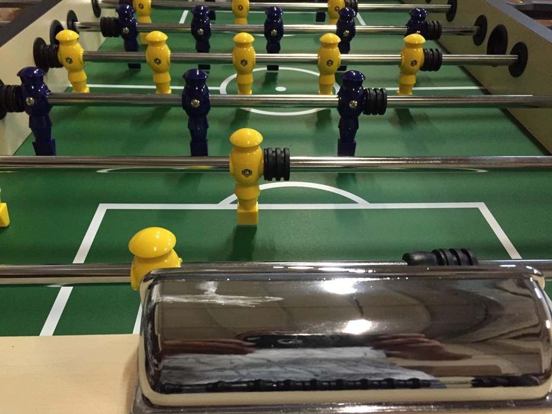 Ігровий стіл "Настільний футбол Milan" на штангах із рахунками дерев'яний із ніжками 140х75 см фото 4