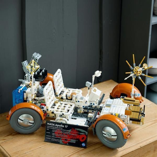 Конструктор LEGO Technic Лунный автомобиль NASA Apollo 1913 деталей с 18 лет 42182 фото 10