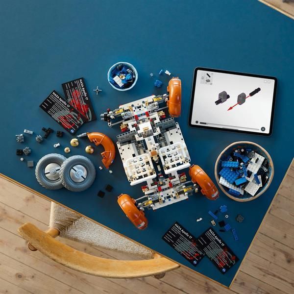 Конструктор LEGO Technic Лунный автомобиль NASA Apollo 1913 деталей с 18 лет 42182 фото 9