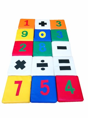 Набор мягких игровых матов с цифрами и знаками Tia Юный математик 15 элементов фото 1