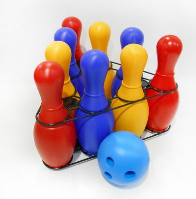 Набір для боулінгу Colorplast Кеглі кольорові 9 шт та куля 0732 фото 1