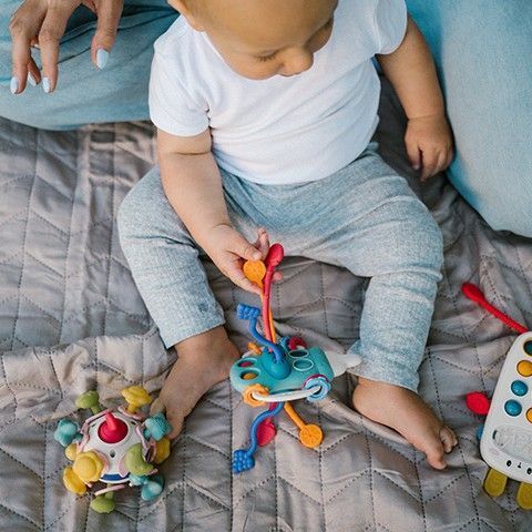 Сенсорна іграшка-гризунець для дітей BabyOno Зоряна куля 0м+ діаметр 11 см різнокольорова 1585 фото 2