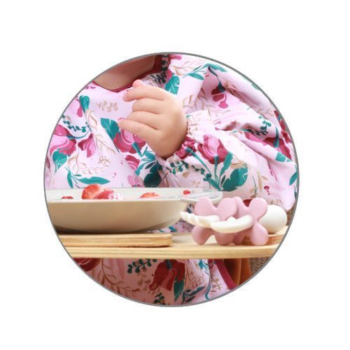 Дитячий нагрудник для харчування 2 роки+ Babyono Квіточки з рукавами і кишенею, на липучці 85х42 см рожевий фото 5