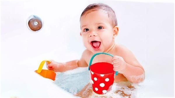 Набір іграшок для ванної Hape Щасливі відерка з функцією водопаду 3 шт E0205 фото 9