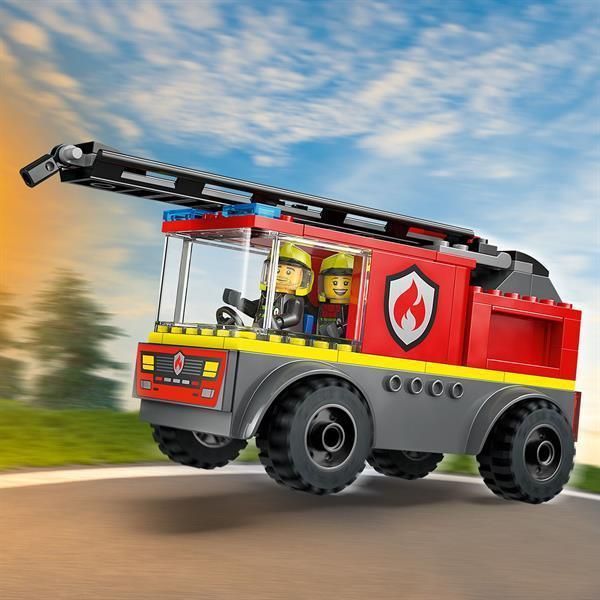 Конструктор LEGO City Пожарная машина с лестницей 82 детали с 5 лет 60463 фото 6
